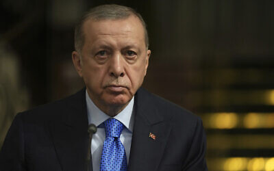 Le président turc Recep Tayyip Erdogan écoutant son homologue iranien Ebrahim Raisi lors d'une conférence de presse conjointe au palais de Saadabad, à Téhéran, en Iran, le 19 juillet 2022. (Crédit : AP Photo/Vahid Salemi)