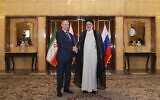 Le président russe Vladimir Poutine, à gauche, et son homologue iranien Ebrahim Raisi au début de leur réunion à Téhéran, en Iran, mardi 19 juillet 2022. (Crédit : Bureau de la présidence iranienne via AP)