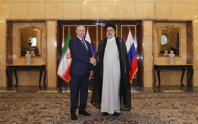 Le président russe Vladimir Poutine, à gauche, et son homologue iranien Ebrahim Raisi au début de leur réunion à Téhéran, en Iran, mardi 19 juillet 2022. (Crédit : Bureau de la présidence iranienne via AP) Le président russe Vladimir Poutine, à gauche, et son homologue iranien Ebrahim Raisi au début de leur réunion à Téhéran, en Iran, mardi 19 juillet 2022. (Crédit : Bureau de la présidence iranienne via AP)