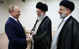 Le guide suprême, l'ayatollah Ali Khamenei (au centre) et le président russe Vladimir Poutine (à gauche) se saluant en présence du président iranien Ebrahim Raissi (à droite) lors de leur rencontre à Téhéran, en Iran, le 19 juillet 2022. (Crédit : Bureau du Guide suprême iranien via AP)