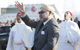 Illustration : Le roi du Maroc, Mohammed VI, lors de l’inauguration de la centrale solaire de Ouarzazate, dans le centre du Maroc, le 4 février 2016. (Crédit : AP Photo/Abdeljalil Bounhar)