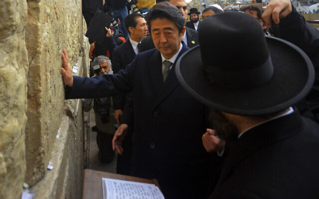 Le Premier ministre japonais Shinzo Abe touche les pierres du Mur occidental lors de sa visite dans la vieille ville de Jérusalem, le 19 janvier 2015. (Crédit: AP Photo/Mahmoud Illean) Le Premier ministre japonais Shinzo Abe touche les pierres du Mur occidental lors de sa visite dans la vieille ville de Jérusalem, le 19 janvier 2015. (Crédit: AP Photo/Mahmoud Illean)