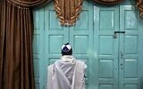 Un Juif iranien priant dans la synagogue Molla Agha Baba de la ville de Yazd, à 675 km au sud de Téhéran, capitale de l'Iran, le 20 novembre 2014. (Crédit : Ebrahim Noroozi/AP)
