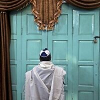 Un Juif iranien priant dans la synagogue Molla Agha Baba de la ville de Yazd, à 675 km au sud de Téhéran, capitale de l'Iran, le 20 novembre 2014. (Crédit : Ebrahim Noroozi/AP)