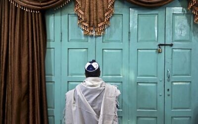 Un Juif iranien priant dans la synagogue Molla Agha Baba de la ville de Yazd, à 675 km au sud de Téhéran, capitale de l'Iran, le 20 novembre 2014. (Crédit : Ebrahim Noroozi/AP)