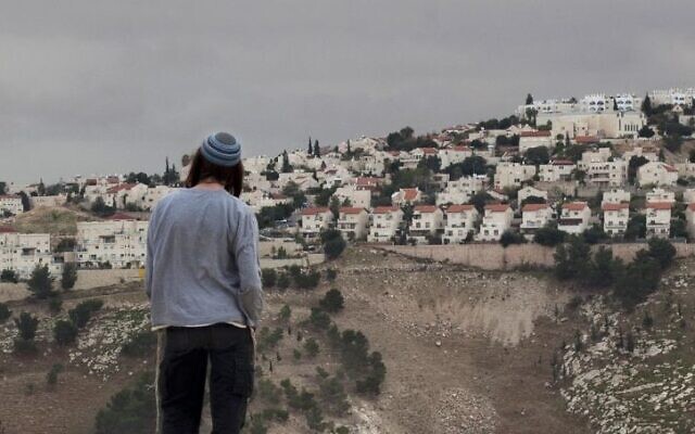 Un habitant juif d'implantations regarde l'implantation de Maale Adumim, en Cisjordanie, à l'Est de Jérusalem, le 5 décembre 2012. (Crédit : AP Photo/Sebastian Schooner/File) Un habitant juif d'implantations regarde l'implantation de Maale Adumim, en Cisjordanie, à l'Est de Jérusalem, le 5 décembre 2012. (Crédit : AP Photo/Sebastian Schooner/File)