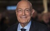 Arnon Milchan pose pour les photographes à son arrivée à la première du film 'Widows', projeté au gala d'ouverture du Festival du film de Londres BFI, à Londres, le 10 octobre 2018. (Crédit : Vianney Le Caer/Invision/AP)