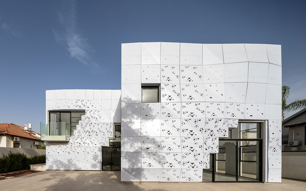 Vue de devant d'une villa de Gan Yavne créée par Nir Levie de Kloom Studios, en 2022 (Crédit : Diego Rossman)