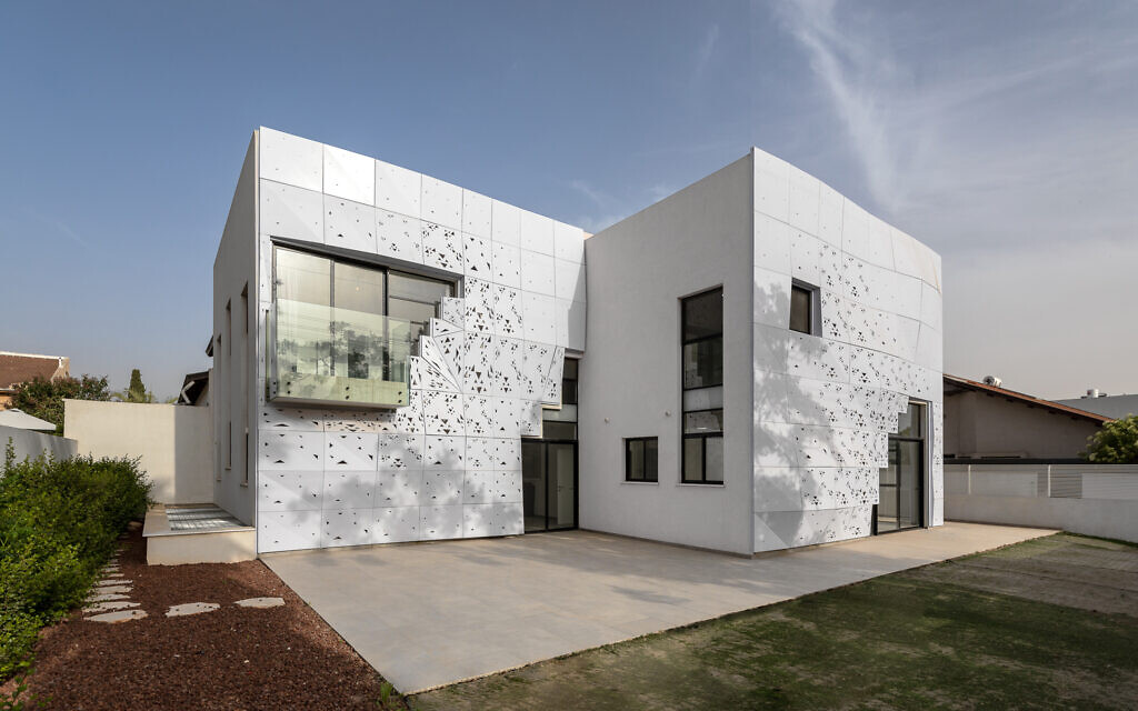 Vue entière d'une  villa de Gan Yavne créée par Nir Levie de Kloom Studios, en 2022 (Crédit : Diego Rossman)