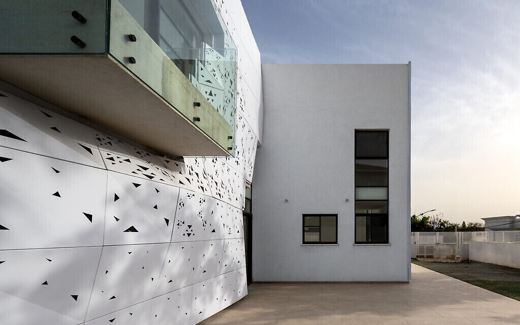 Vue d'une villa de Gan Yavne créée par Nir Levie de Kloom Studios, en 2022 (Crédit : Diego Rossman)