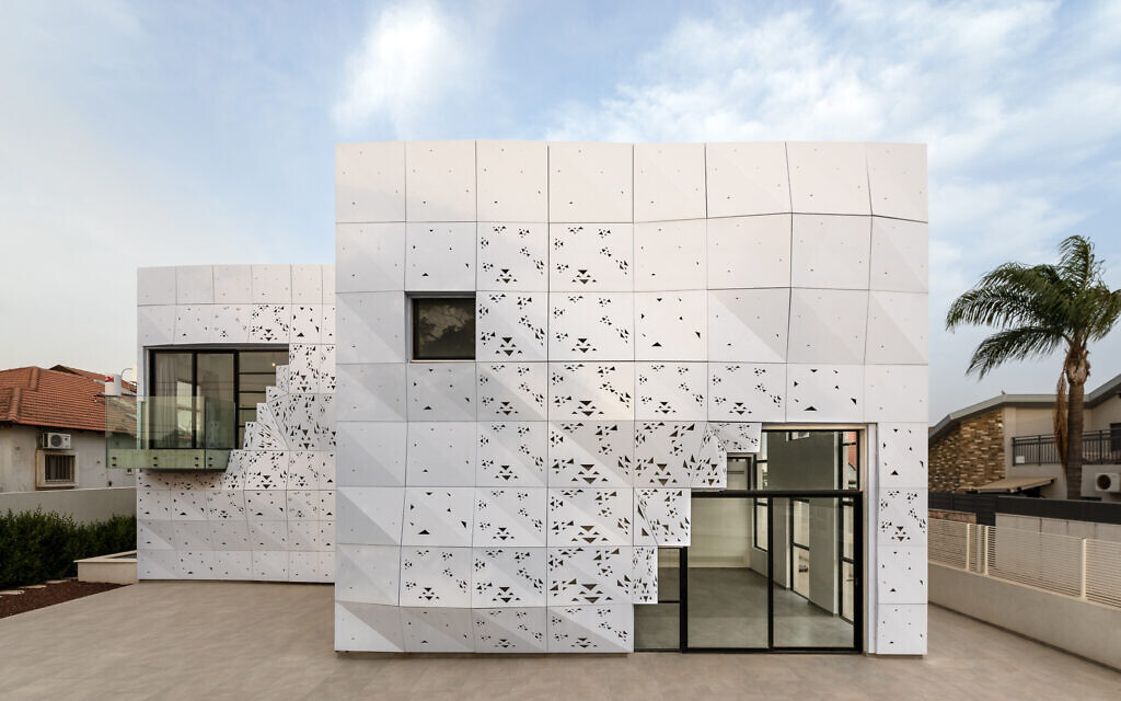 Vue de devant, depuis la rue, d'une villa de Gan Yavne créée par Nir Levie de Kloom Studios, en 2022 (Crédit : Diego Rossman)