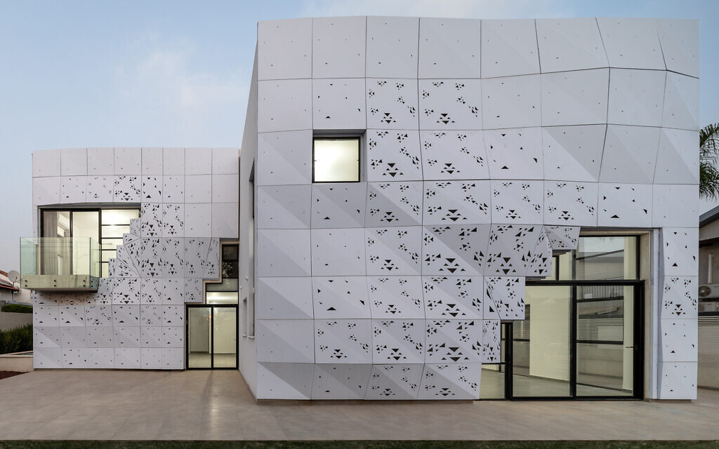 Vue d'une villa de Gan Yavne créée par Nir Levie de Kloom Studios, en 2022 (Crédit : Diego Rossman)