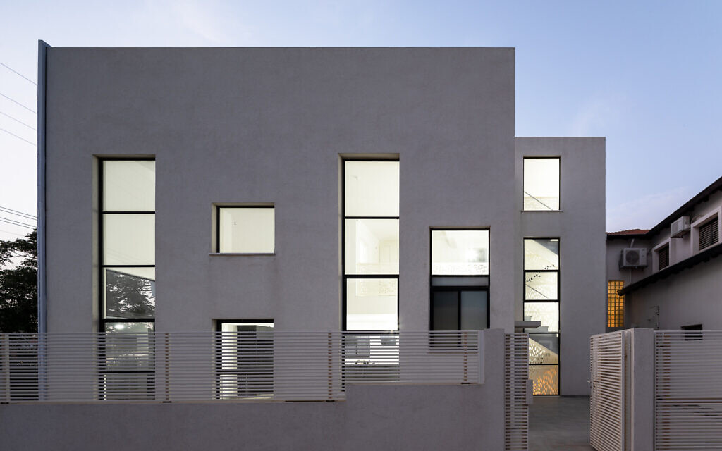 L'arrière d'une villa de Gan Yavne créée par Nir Levie de Kloom Studios, en 2022 (Crédit : Diego Rossman)