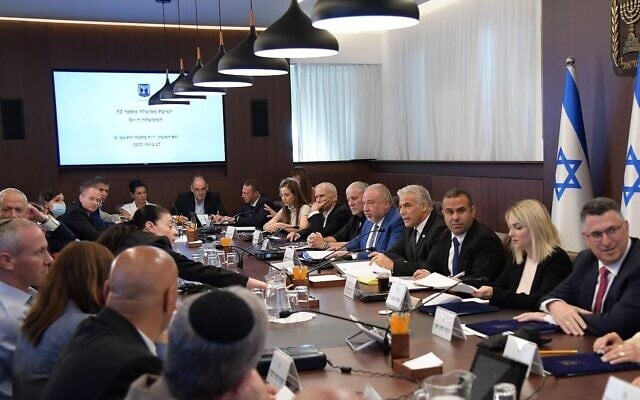 Le Premier ministre Yair Lapid dirige une réunion du cabinet au bureau du Premier ministre à Jérusalem, le 17 juillet 2022. (Crédit : Haim Zach / GPO) Le Premier ministre Yair Lapid dirige une réunion du cabinet au bureau du Premier ministre à Jérusalem, le 17 juillet 2022. (Crédit : Haim Zach / GPO)