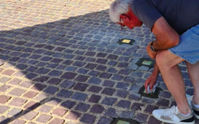 Illustration : Huit pavés mémoriels, des « Stolpersteine », posés à Niedervisse, en Moselle, le 3 juillet 20233. (Crédit : Christophe Woehrle/Facebook)