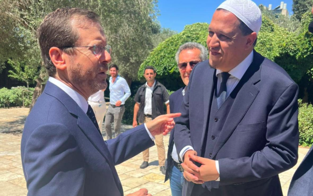 Le président israélien Isaac Herzog et l’imam français Hassen Chalghoumi, à la résidence présidentielle à Jérusalem, en juillet 2022. (Crédit : ELNET France / Facebook)