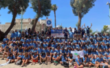 Les 250 jeunes Français et 22 jeunes Israéliens qui ont participé au projet « Oceancitizens Ambassadors », une action de nettoyage des plages et de sensibilisation à la protection de l’océan et à la préservation du récif coralien d’Eilat, le 22 juillet 2022. (Crédit : FSJU - Fonds Social Juif Unifié / Facebook)