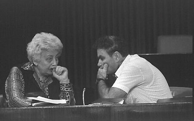 Tamar Eshel, à gauche, et Adiel Amorai, députés d'allégeance, à la Knesset à Jérusalem, le 18 octobre 1983. (Crédit : GPO)