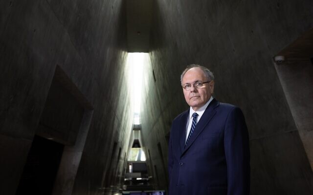Dani Dayan, président de Yad Vashem (Crédit : Alex Kolomoisky/Yad Vashem)