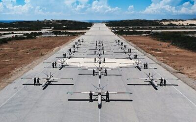 La flotte de drones Hermes 450 du 161e escadron de l'IAF sur la base aérienne de Palmachim. (Crédit : Barak Shalev, Tomer Matzkin/Israeli Air Force)
