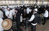 Les pèlerins à l'aéroport Ben Gurion se préparant à se rendre sur la tombe du rabbin Nachman à Ouman, en Ukraine, en septembre 2021. (Crédit : Meïr Partush/Flash90)