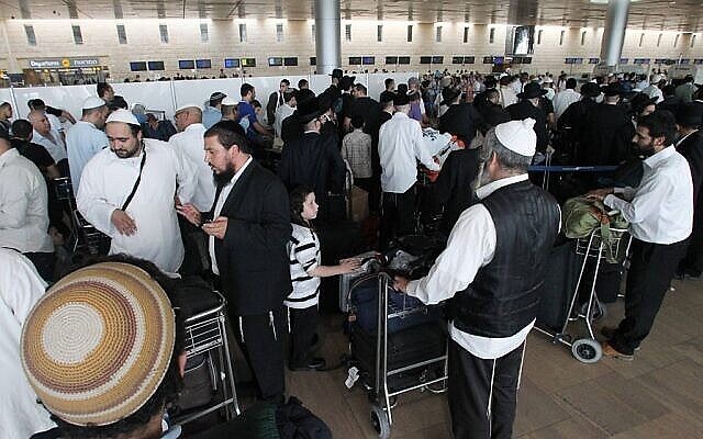 Les pèlerins à l'aéroport Ben Gurion se préparant à se rendre sur la tombe du rabbin Nachman à Ouman, en Ukraine, en septembre 2021. (Crédit : Meïr Partush/Flash90) Les pèlerins à l'aéroport Ben Gurion se préparant à se rendre sur la tombe du rabbin Nachman à Ouman, en Ukraine, en septembre 2021. (Crédit : Meïr Partush/Flash90)
