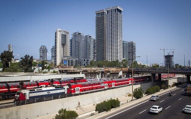 Un train israélien longe l’autoroute Ayalon, près de la gare centrale de la rue Arlozorov à Tel Aviv, le 23 août 2016. (Crédit : Miriam Alster/Flash90) Un train israélien longe l’autoroute Ayalon, près de la gare centrale de la rue Arlozorov à Tel Aviv, le 23 août 2016. (Crédit : Miriam Alster/Flash90)
