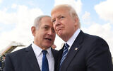 Le président américain Donald Trump et le Premier ministre Benjamin Netanyahu avant le départ de Trump pour Rome, à l'aéroport international Ben Gurion de Tel Aviv, le 23 mai 2017. (Crédit : Kobi Gideon/GPO via Flash90)