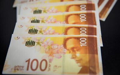 Illustration photo of the new 100 Israeli Shekel bill. December 31, 2017. Photo by Nati Shohat/Flash90 *** Local Caption *** 100
מאה
שטר
חדש
שקלים חדשים
כסף
שטרות
חדשים