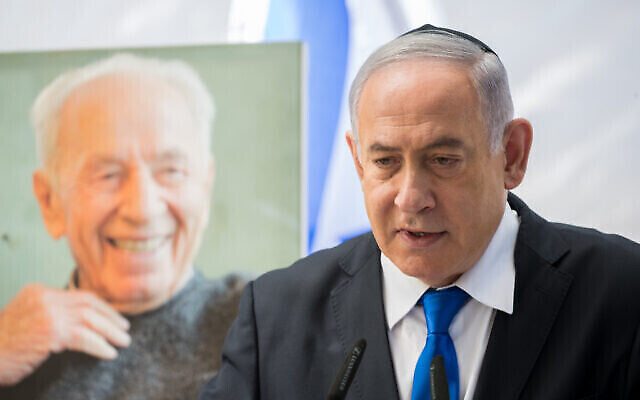 Le Premier ministre de l’époque, Benjamin Netanyahu, s'exprime lors de la cérémonie commémorative en l’honneur de feu Shimon Pères, au cimetière du Mont Herzl à Jérusalem, le 19 septembre 2019. (Crédit : Yonatan Sindel/Flash90) Le Premier ministre de l’époque, Benjamin Netanyahu, s'exprime lors de la cérémonie commémorative en l’honneur de feu Shimon Pères, au cimetière du Mont Herzl à Jérusalem, le 19 septembre 2019. (Crédit : Yonatan Sindel/Flash90)