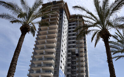 Nouveaux immeubles résidentiels dans la ville côtière de Netanya, le 26 mars 2020. (Crédit : Gili Yaari/Flash90)