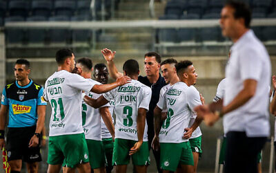 Les joueurs du Maccabi Haïfa célèbrent un but lors d'un match de Premier League israélienne entre le Beitar Jérusalem et le Maccabi Haïfa au Teddy Stadium de Jérusalem, le 7 juillet 2020. (Crédit : Flash90)