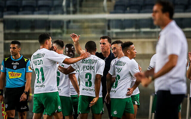 Les joueurs du Maccabi Haïfa célèbrent un but lors d'un match de Premier League israélienne entre le Beitar Jérusalem et le Maccabi Haïfa au Teddy Stadium de Jérusalem, le 7 juillet 2020. (Crédit : Flash90) Les joueurs du Maccabi Haïfa célèbrent un but lors d'un match de Premier League israélienne entre le Beitar Jérusalem et le Maccabi Haïfa au Teddy Stadium de Jérusalem, le 7 juillet 2020. (Crédit : Flash90)