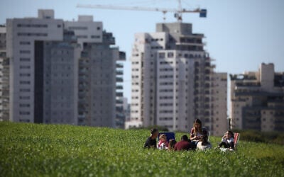 Illustration : Des familles israéliennes lors d'une journée hivernale chaude aux abords de Rehovot, le 23 janvier 2021. (Crédit : Doron Horowitz/Flash90)