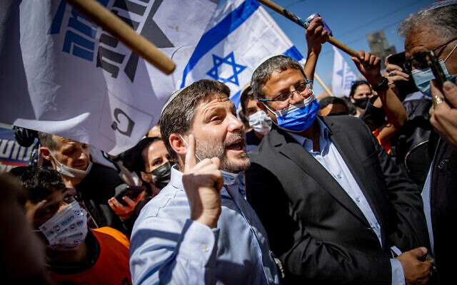 Bezalel Smotrich, leader du parti Sionisme religieux, à gauche, et Itamar Ben Gvir, du parti d'extrême droite Otzma Yehudit, lors d'une tournée de campagne électorale au marché de Mahane Yehuda à Jérusalem, le 19 mars 2021. (Yonatan Sindel/Flash90) Bezalel Smotrich, leader du parti Sionisme religieux, à gauche, et Itamar Ben Gvir, du parti d'extrême droite Otzma Yehudit, lors d'une tournée de campagne électorale au marché de Mahane Yehuda à Jérusalem, le 19 mars 2021. (Yonatan Sindel/Flash90)