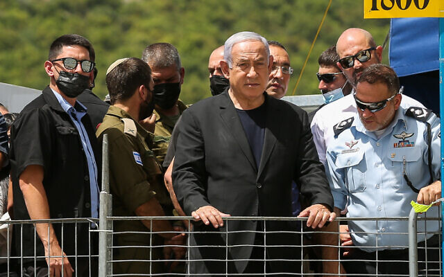 Le Premier ministre Benjamin Netanyahu sur les lieux du Mont Meron, dans le nord d'Israël, le 30 avril 2021. (Crédit : David Cohen/Flash90) Le Premier ministre Benjamin Netanyahu sur les lieux du Mont Meron, dans le nord d'Israël, le 30 avril 2021. (Crédit : David Cohen/Flash90)