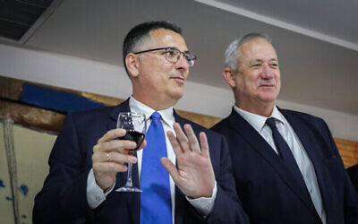 Gideon Saar, à gauche, et Benny Gantz lors d'une cérémonie de nomination du ministre de la Justice, le 14 juin 2021. (Crédit : Olivier Fitoussi/Flash90/Dossier)