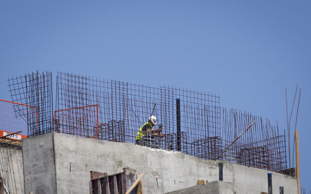 Vue d'un site de construction pour un nouveau bâtiment à Jérusalem, le 31 août 2021. (Crédit : Nati Shohat/Flash90) Vue d'un site de construction pour un nouveau bâtiment à Jérusalem, le 31 août 2021. (Crédit : Nati Shohat/Flash90)