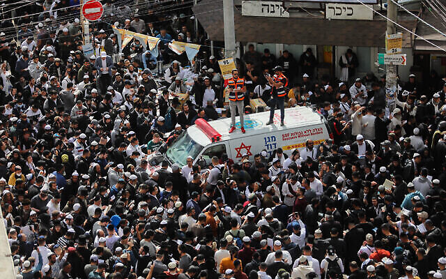 Rassemblement de Juifs dans la rue près du tombeau de Rabbi Nachman de Breslov à Uman, à la veille de la fête juive de Rosh Hashanah, le 6 septembre 2021. (Crédit : Flash90) Rassemblement de Juifs dans la rue près du tombeau de Rabbi Nachman de Breslov à Uman, à la veille de la fête juive de Rosh Hashanah, le 6 septembre 2021. (Crédit : Flash90)