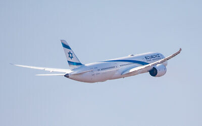 Photo d'illustration : Un vol El Al décollant de l'aéroport international Ben Gurion, à l'extérieur de Tel Aviv, le 25 octobre 2021. (Crédit : Yossi Aloni/Flash90)