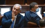 Le leader de l'opposition Benjamin Netanyahu, à gauche, et le député du Likud Yuli Edelstein à la Knesset, le 4 novembre 2021. (Crédit: Yonatan Sindel/Flash90)