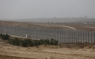Vue de la barrière le long de la frontière entre Israël et Gaza, le 8 décembre 2021. (Crédit: Flash90)