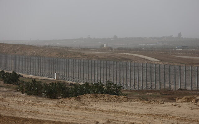 Vue de la barrière le long de la frontière entre Israël et Gaza, le 8 décembre 2021. (Crédit: Flash90) Vue de la barrière le long de la frontière entre Israël et Gaza, le 8 décembre 2021. (Crédit: Flash90)