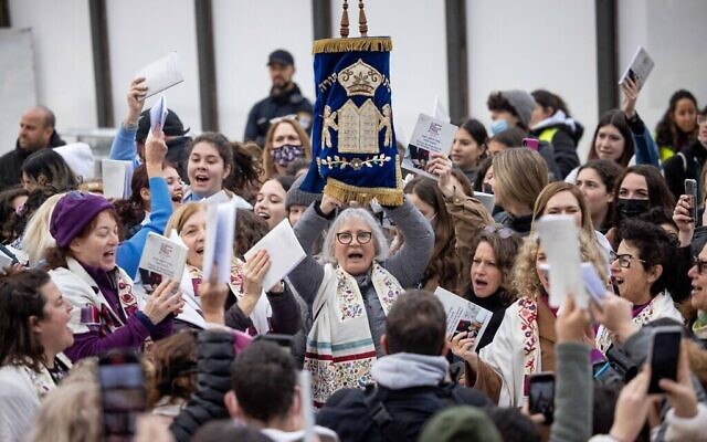 Des membres du groupe féministe religieux, les Femmes du Mur, priant à l’occasion de Rosh Hodesh, au mur Occidental, dans la Vieille Ville de Jérusalem, le 4 mars 2022. (Crédit : Yonatan Sindel/Flash90) Des membres du groupe féministe religieux, les Femmes du Mur, priant à l’occasion de Rosh Hodesh, au mur Occidental, dans la Vieille Ville de Jérusalem, le 4 mars 2022. (Crédit : Yonatan Sindel/Flash90)