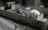 Vue de l’enceinte du tombeau de Joseph dans la ville de Naplouse en Cisjordanie, le 10 avril 2022. (Crédit : Nasser Ishtayeh/Flash90)