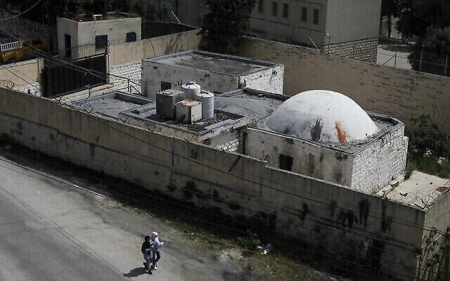 Vue de l’enceinte du tombeau de Joseph dans la ville de Naplouse en Cisjordanie, le 10 avril 2022. (Crédit : Nasser Ishtayeh/Flash90) Vue de l’enceinte du tombeau de Joseph dans la ville de Naplouse en Cisjordanie, le 10 avril 2022. (Crédit : Nasser Ishtayeh/Flash90)