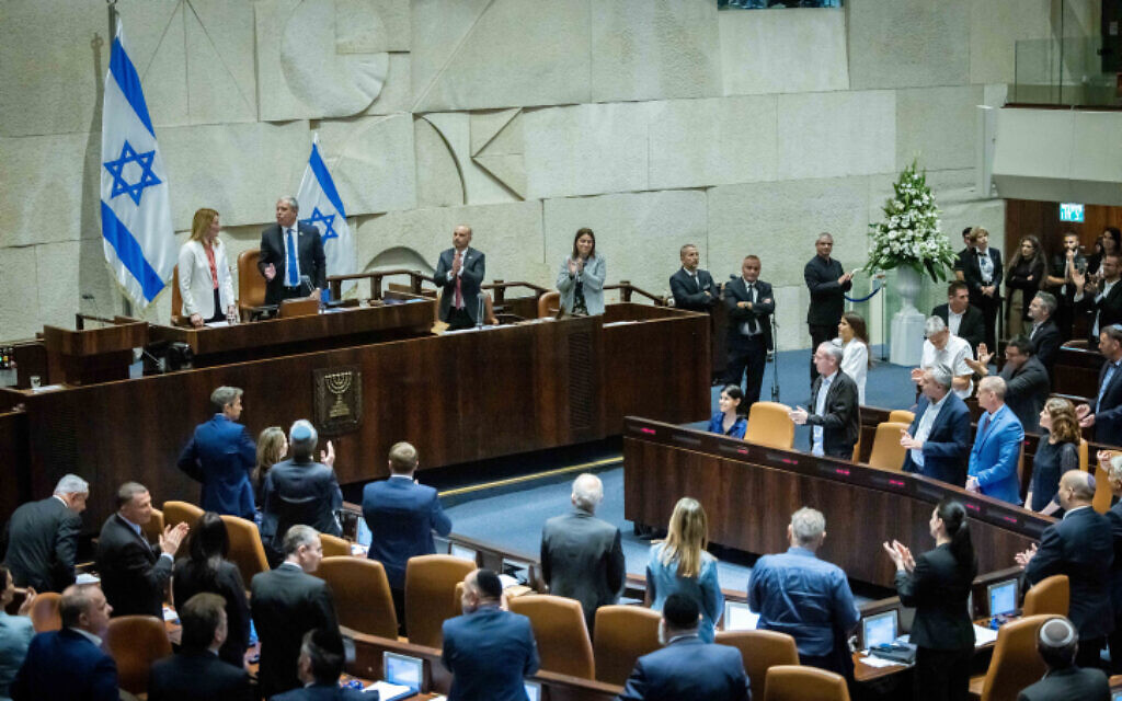 Roberta Metsola, présidente du parlement européen, avec le président de la Knesset Mickey Levy pendant une séance plénière du parlement israélien, le 23 mai 2022. (Crédit : Yonatan Sindel/Flash90) Roberta Metsola, présidente du parlement européen, avec le président de la Knesset Mickey Levy pendant une séance plénière du parlement israélien, le 23 mai 2022. (Crédit : Yonatan Sindel/Flash90)