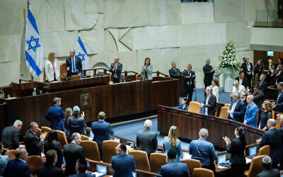 Roberta Metsola, présidente du parlement européen, avec le président de la Knesset Mickey Levy pendant une séance plénière du parlement israélien, le 23 mai 2022. (Crédit : Yonatan Sindel/Flash90)
