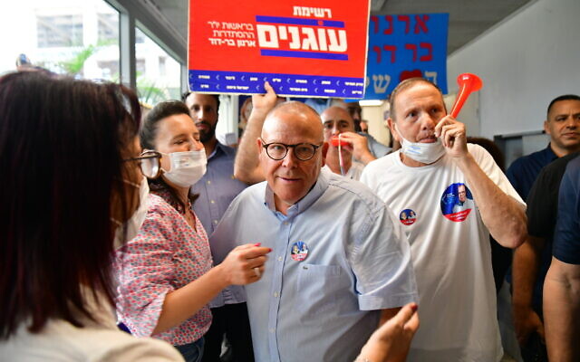 Illustration : Arnon Bar-David, alors candidat aux élections de la Histadrout, arrive pour voter dans un bureau de vote, lors des élections de la Histadrout à Tel Aviv, le 24 mai 2022. (Crédit : Avshalom Sasoni/Flash90) Illustration : Arnon Bar-David, alors candidat aux élections de la Histadrout, arrive pour voter dans un bureau de vote, lors des élections de la Histadrout à Tel Aviv, le 24 mai 2022. (Crédit : Avshalom Sasoni/Flash90)