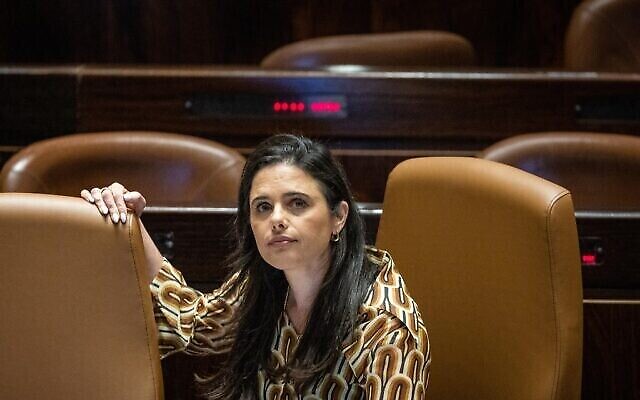 La ministre de l'Intérieur Ayelet Shaked dans la salle du plénum de la Knesset, le 13 juin 2022. (Crédit: Yonatan Sindel/Flash90) La ministre de l'Intérieur Ayelet Shaked dans la salle du plénum de la Knesset, le 13 juin 2022. (Crédit: Yonatan Sindel/Flash90)